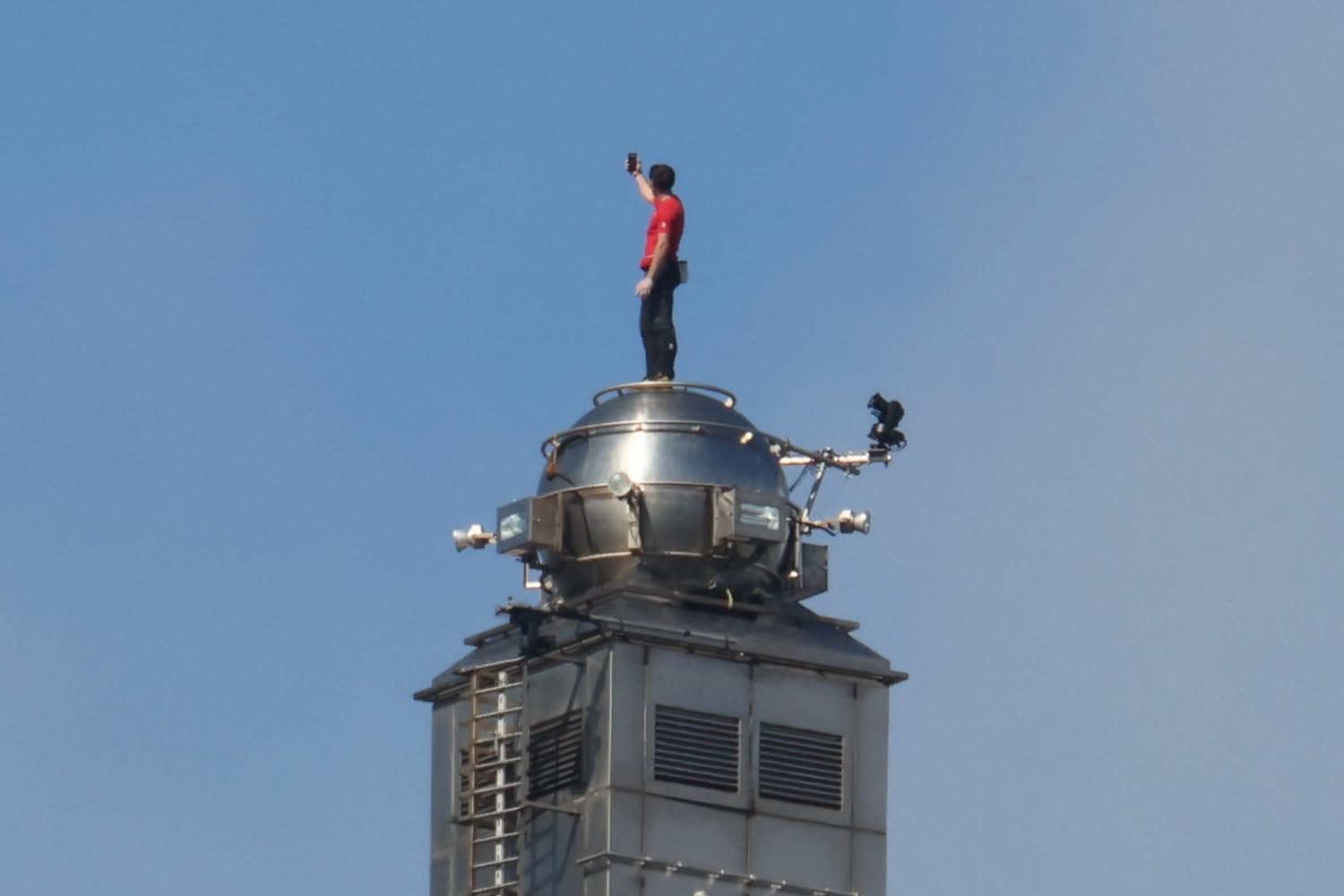 Alex Honnold escala el rascacielos Taipei 101 sin cuerdas y vuelve a sorprender al mundo