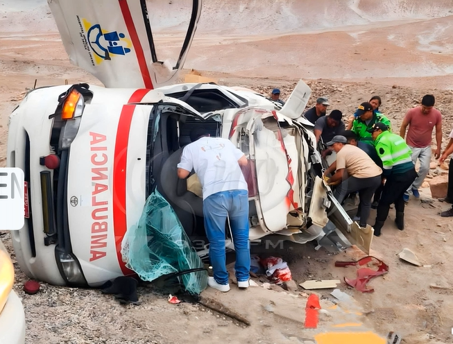 Volcadura de ambulancia tacneña en Arequipa deja heridos