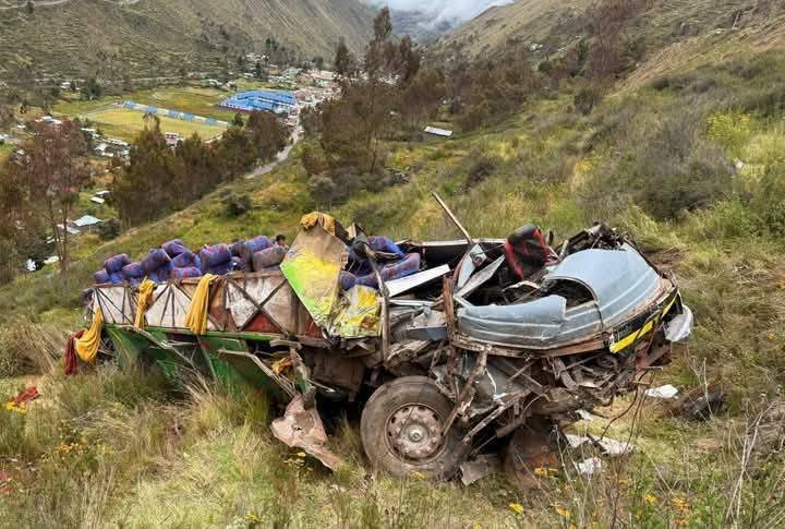 Accidente en Sandia: bus cae a precipicio y deja 3 muertos y 23 heridos