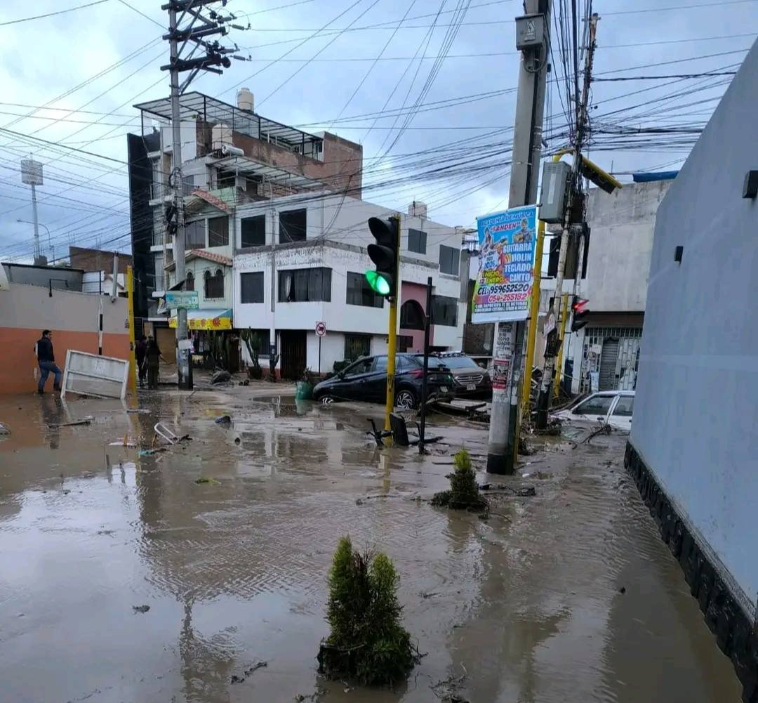 Torrentera Chullo atrapa vehículos en Yanahuara tras intensas lluvias